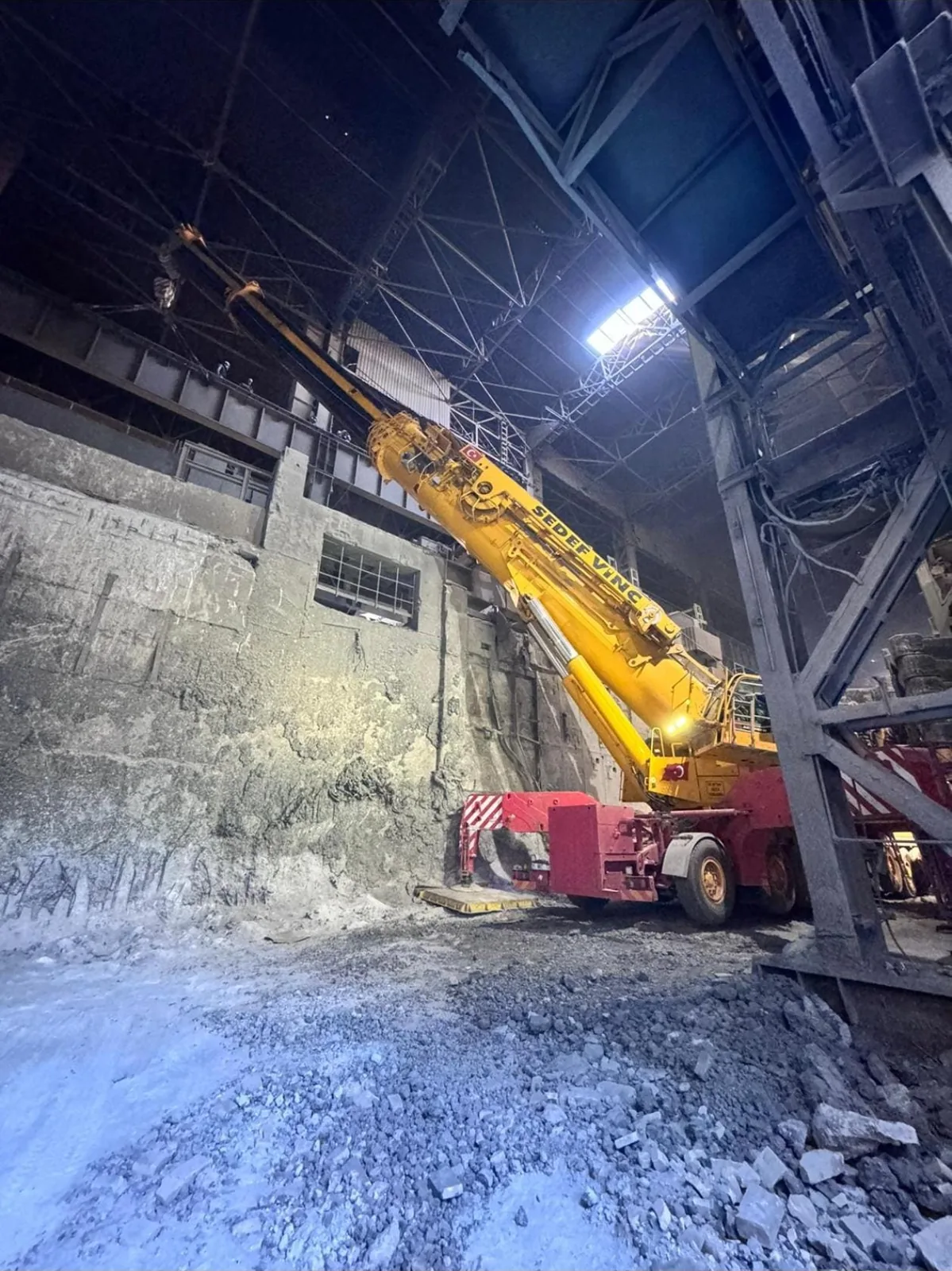 Kapalı fabrika yapısında bomunu üst çalışma noktasına uzatan Sedef Vinç mobil vinci
