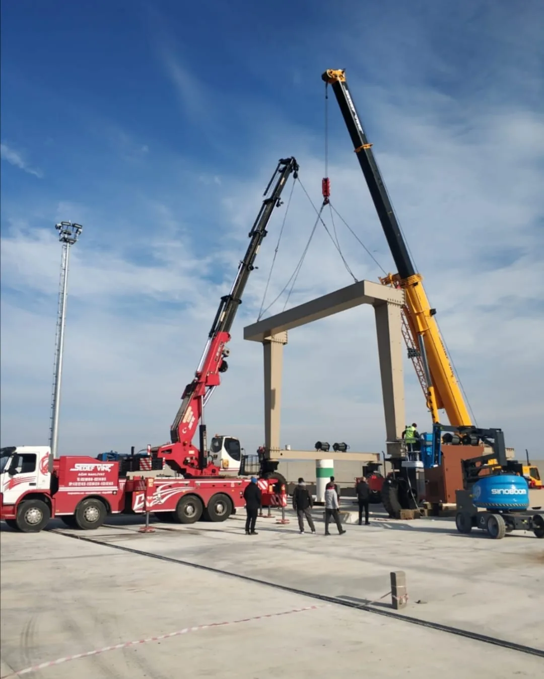 Mobil vinç ve kamyon üstü vinçle dikilen prefabrik yapı parçası