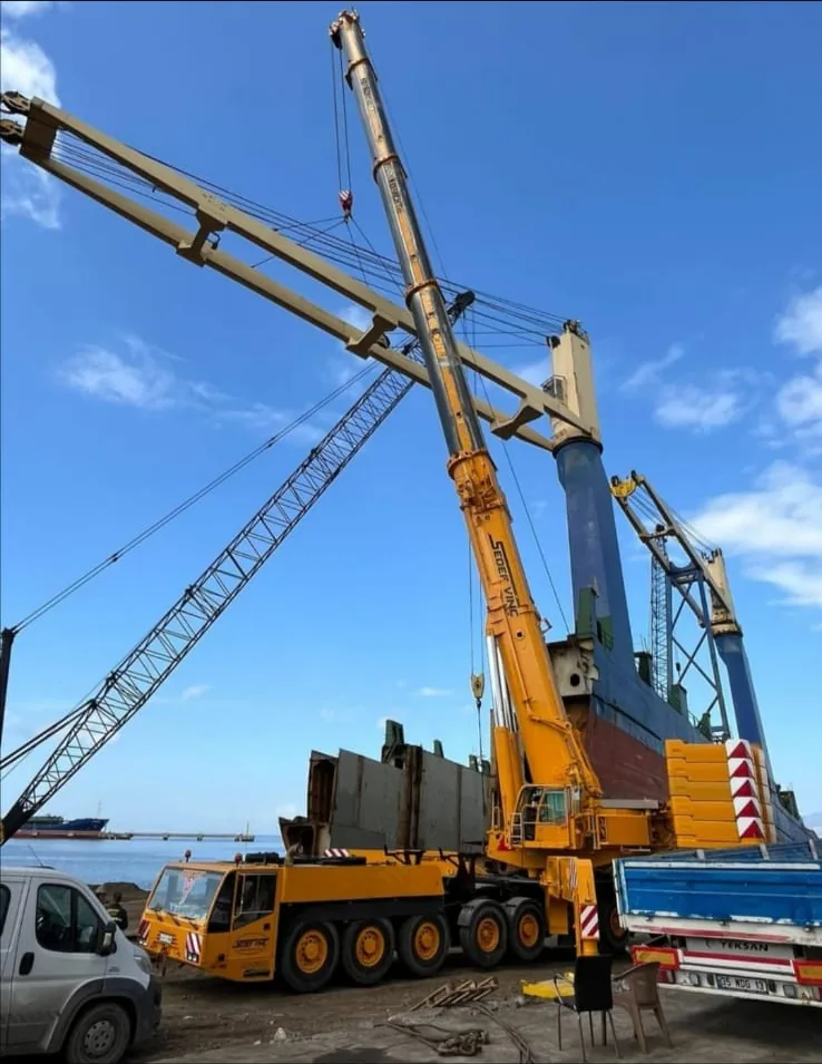 Yenifoça Marina portal vinç montajı çalışmasında kullanılan Sedef Vinç mobil vinci