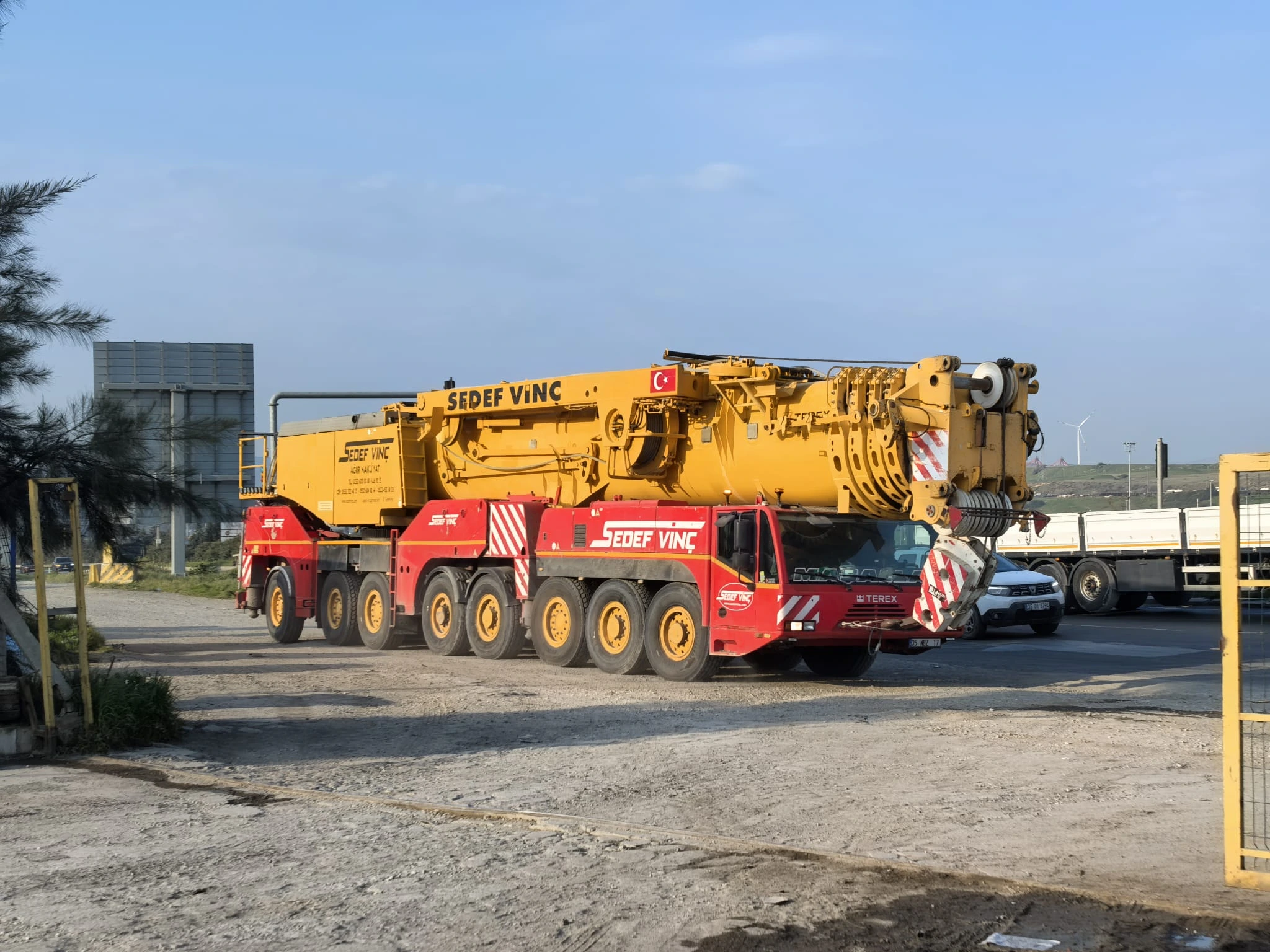 Sedef Vinç Aliağa merkez sahasında 8 akslı Terex AC 500-2 mobil vinç