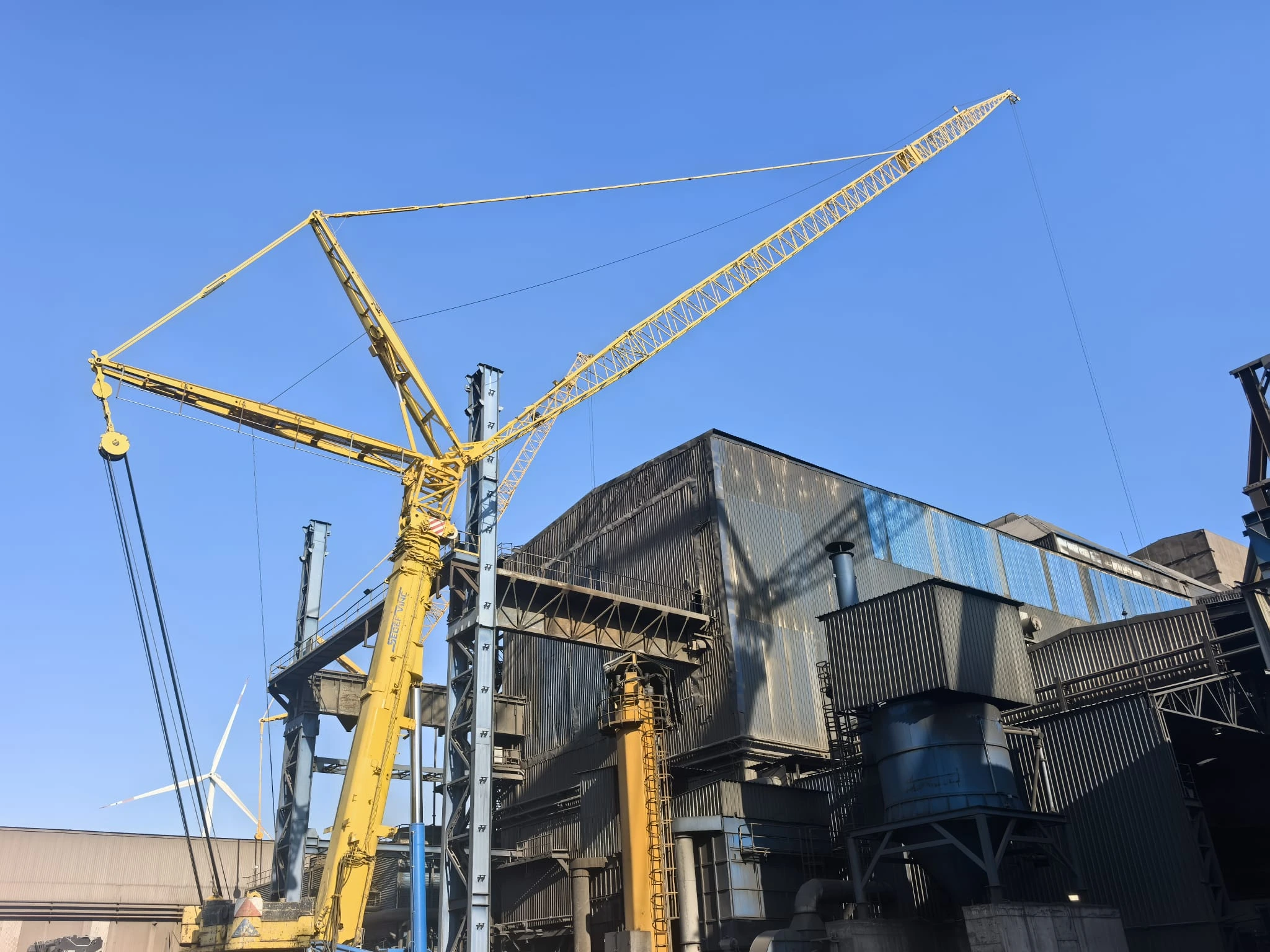 Terex Demag AC 350 SSL mobil vincin sanayi tesisindeki kafes bom kurulumu