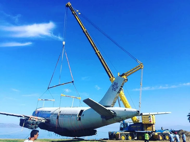 Airbus A300 uçağının Sedef Vinç ile denize indirilmesi