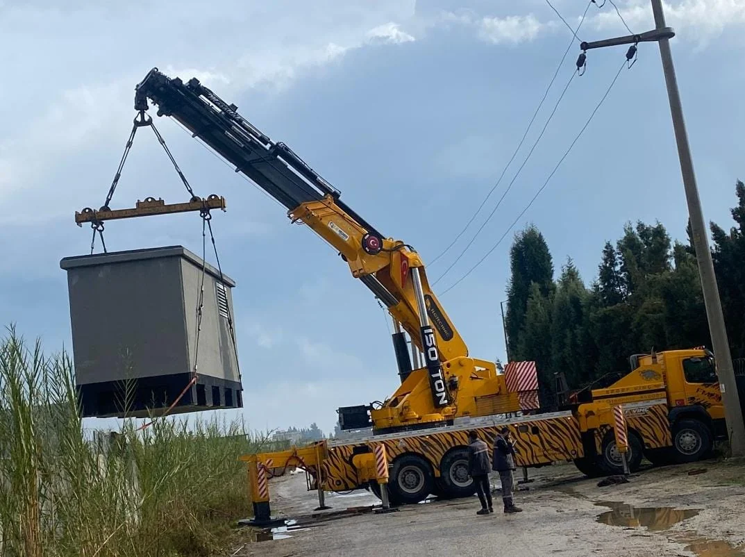 Elektrik köşkünün kamyon üstü vinçle yerine alınması