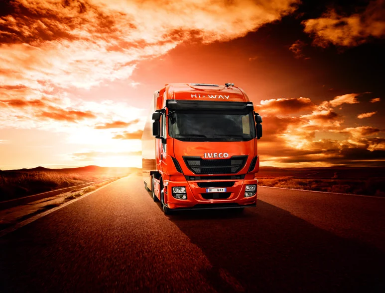 Iveco Stralis Hi-Way çekicinin önden görünümü — 2014 dönemindeki serinin üretici örnek fotoğrafı