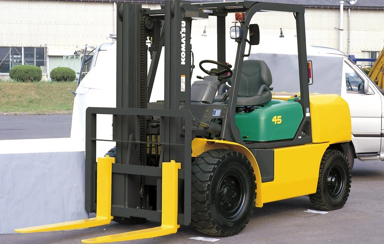 Komatsu CX serisi 4,5 ton örnek forklift — üretici ürün görseli