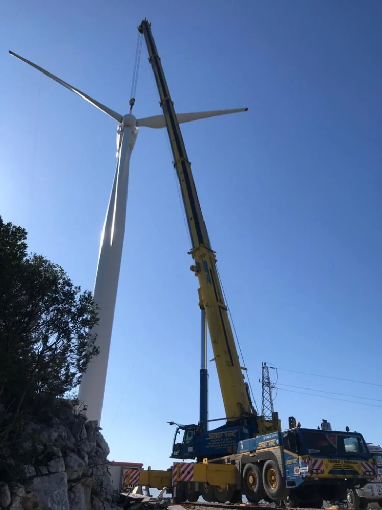 Rüzgâr türbini yanında mobil vinçle kaldırma çalışması