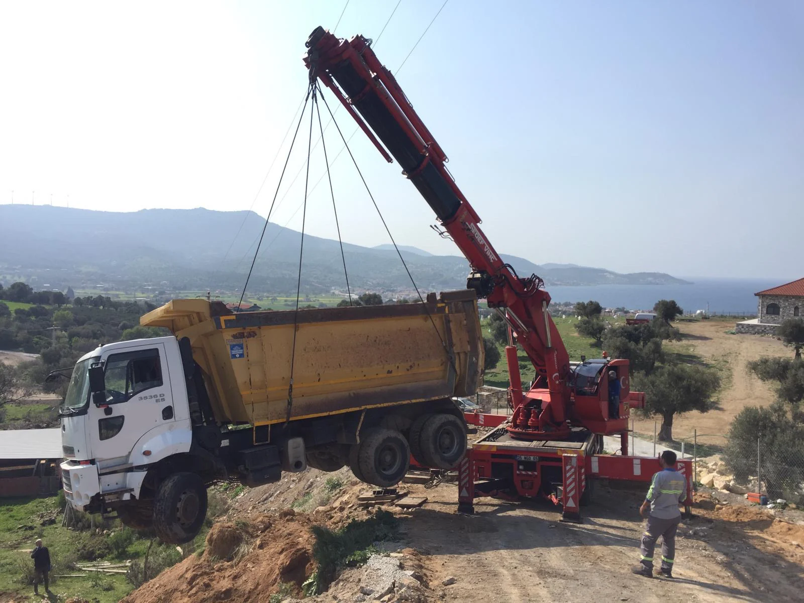 Saha aracının kamyon üstü vinçle kaldırılması