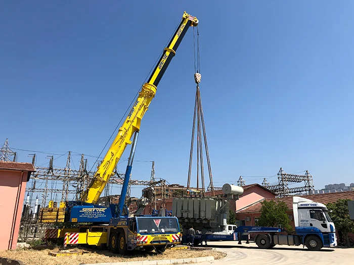 Sanayi sahasında mobil vinçle ekipman kaldırma