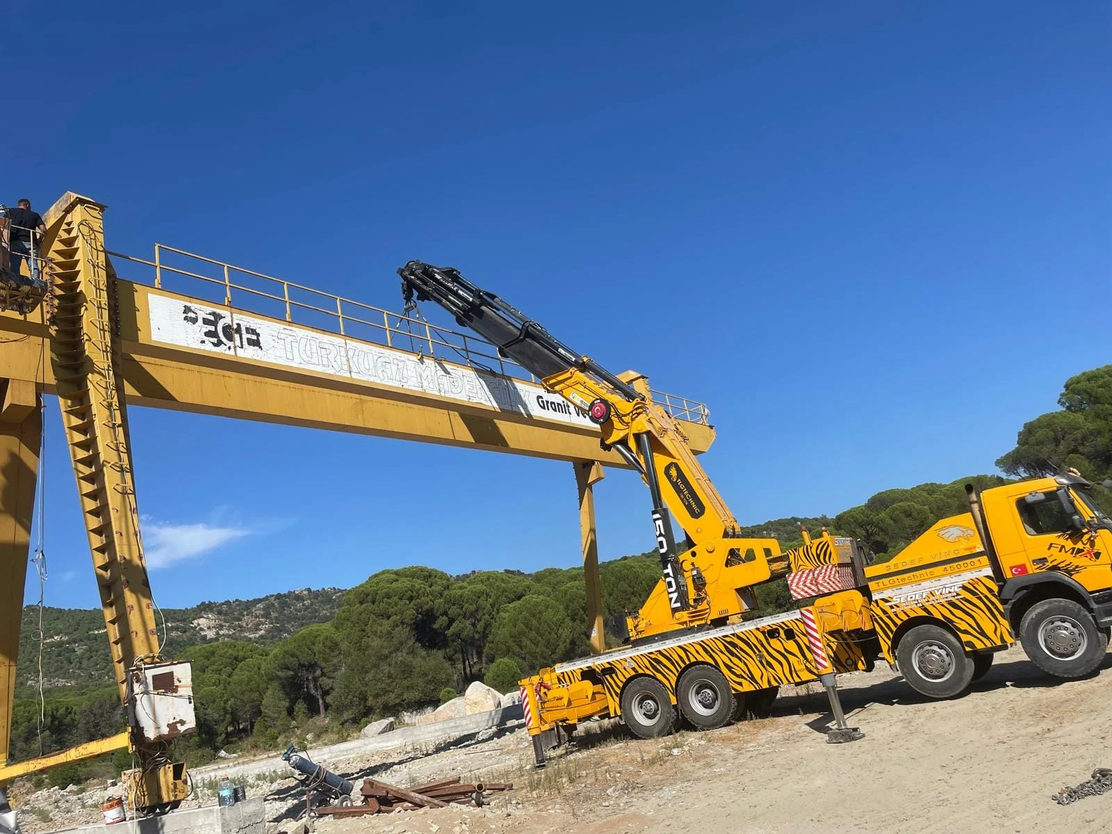 Volvo FMX 460 TLG kamyon üstü vincin tesis sahasındaki çalışma görünümü.