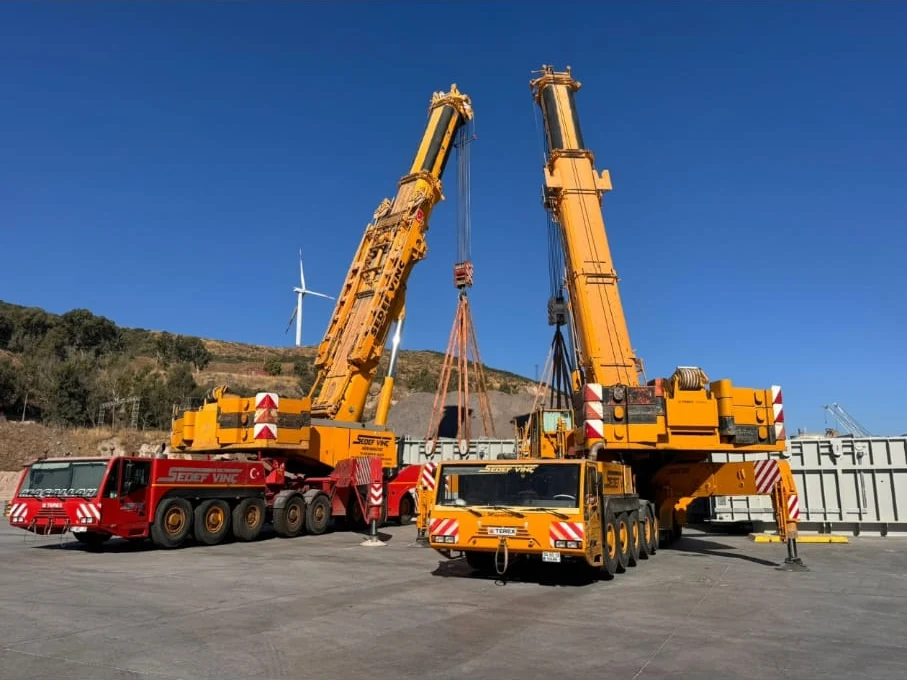 Terex AC 500-2 ve Terex Demag AC 500-1 SSL ile liman sahasında ekipman kaldırma.