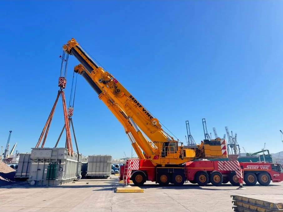 Terex AC 500-2 ile sapanlarla bağlanan büyük ekipmanın kaldırılması.