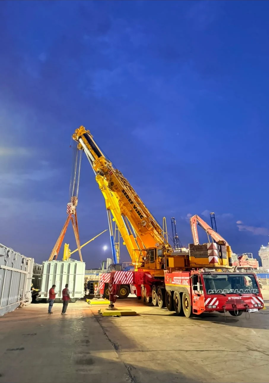 Terex AC 500-2 ve Terex Demag AC 350 SSL vinçlerin gece çalışmasındaki saha görünümü.