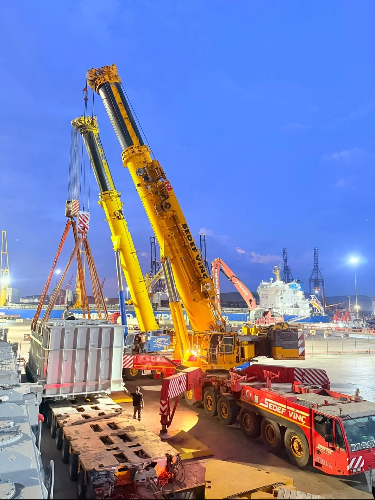 Terex AC 500-2 ve Terex Demag AC 350 SSL ile gece liman çalışması.