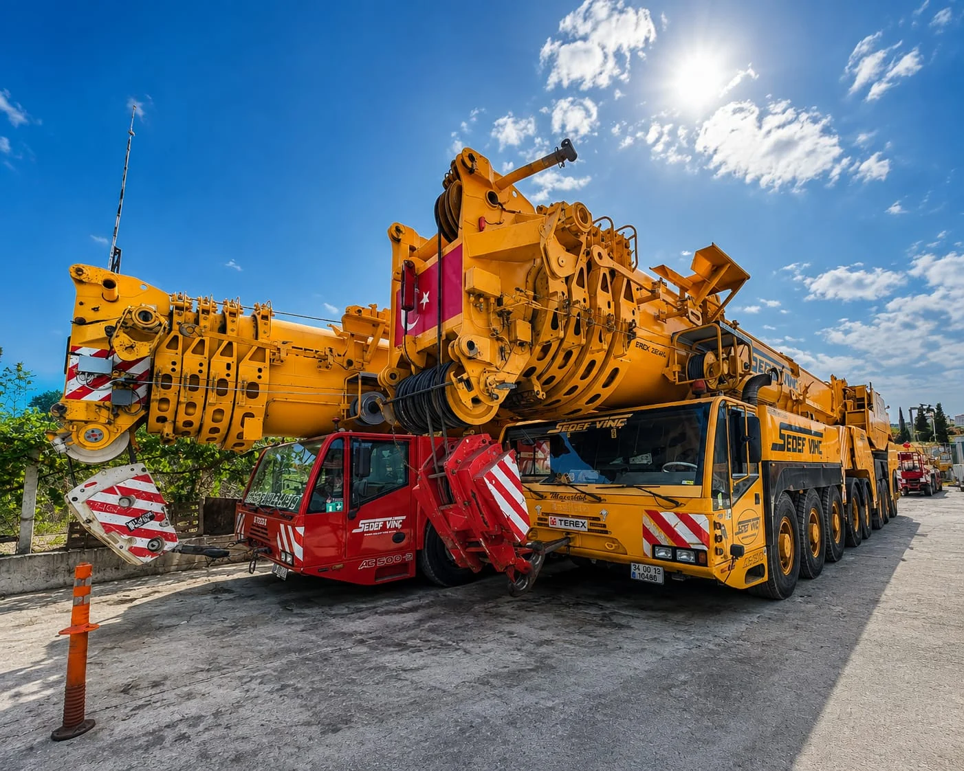 Terex AC 500-2 ve Terex Demag AC 500-1 SSL mobil vinçlerin birlikte filo görünümü.