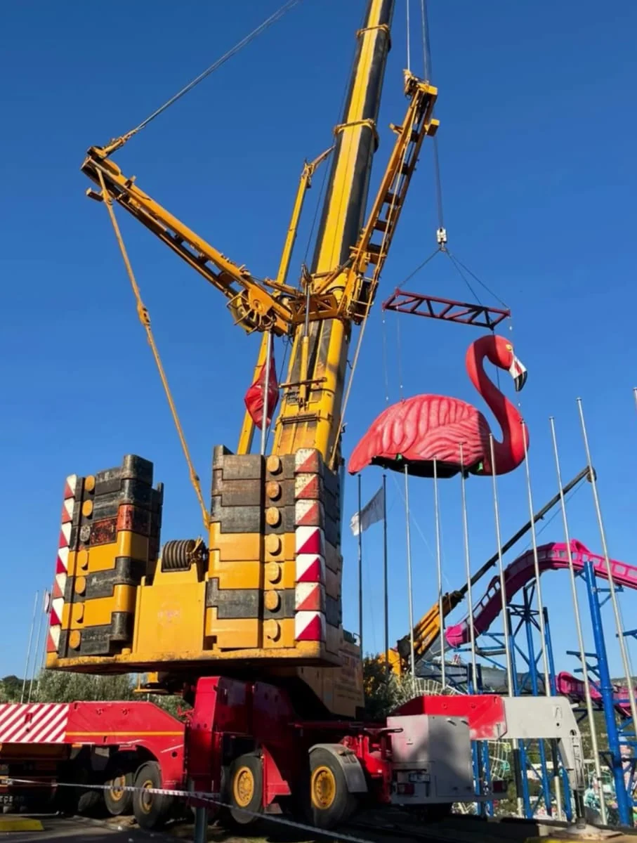 Terex AC 500-2 ile flamingo biçimli büyük parçanın traversle kaldırılması.