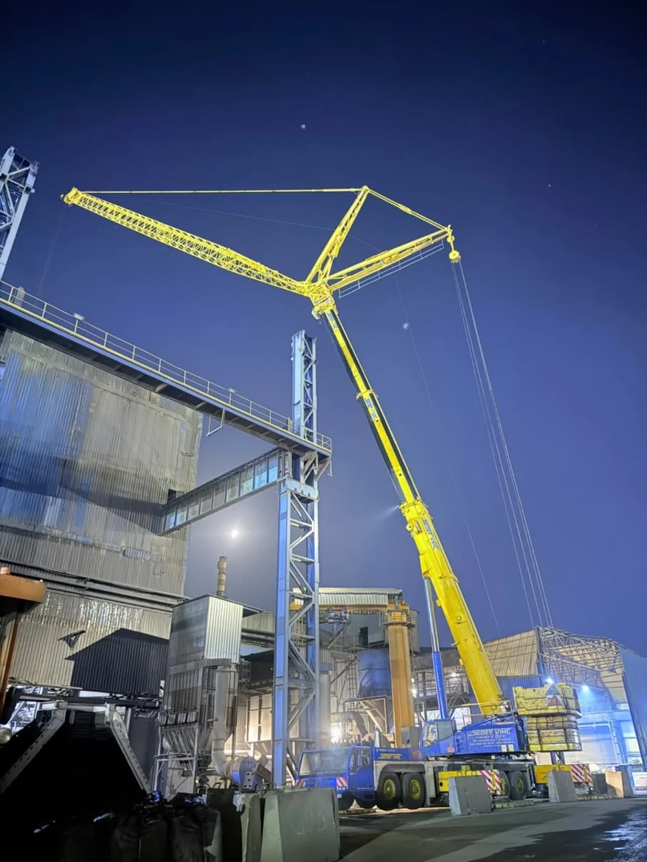 Terex Demag AC 350 SSL mobil vincin sanayi sahasındaki kafes bom düzeni.