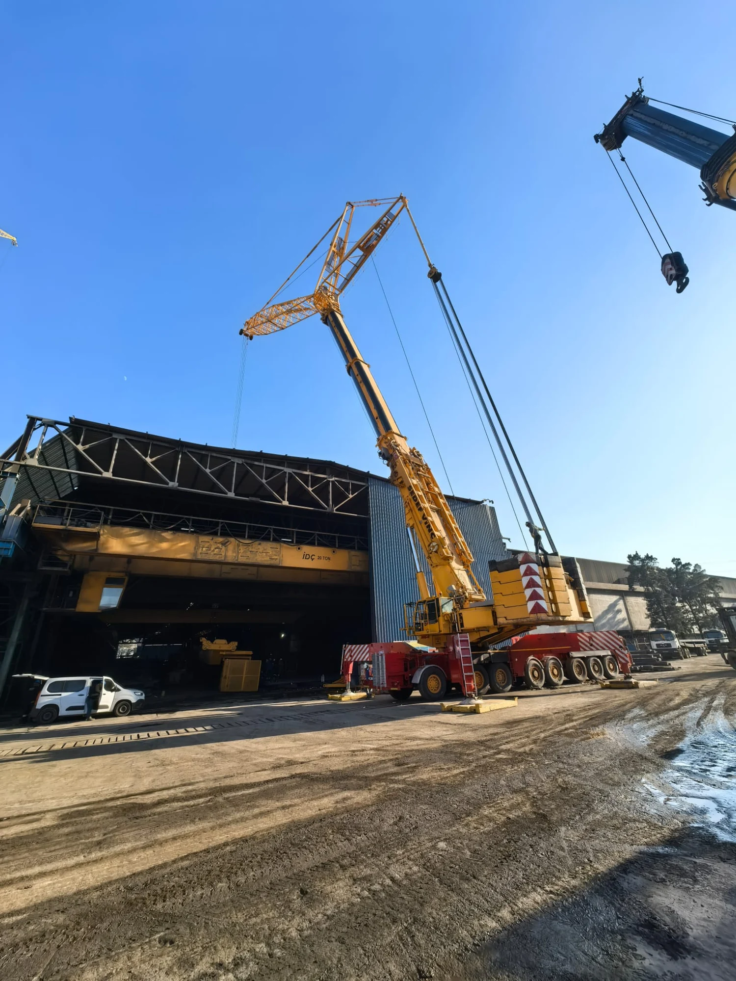 Terex AC 500-2 mobil vincin tesis yapıları arasında uzanan kafes bomu.