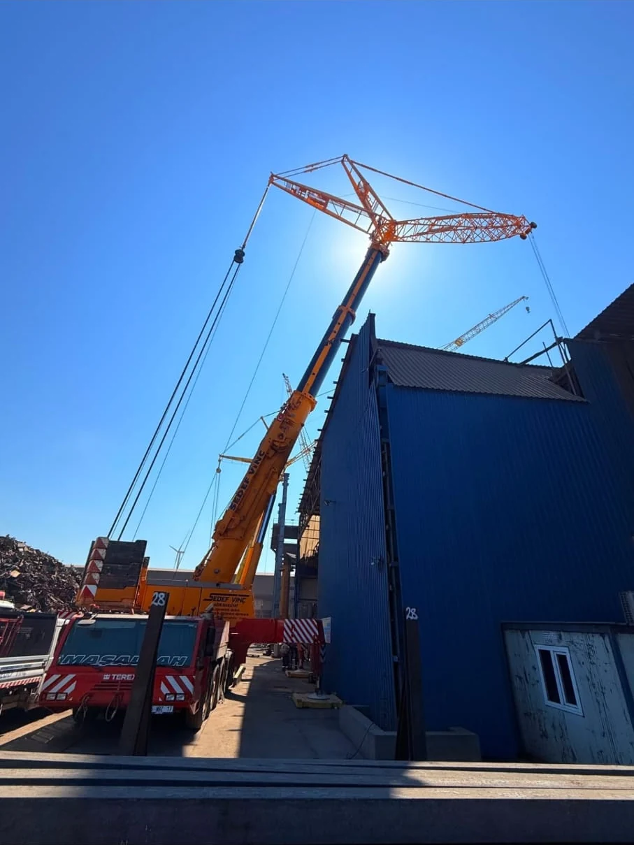 Terex AC 500-2 mobil vincin tesis sahasındaki bom ve şasi yerleşimi.