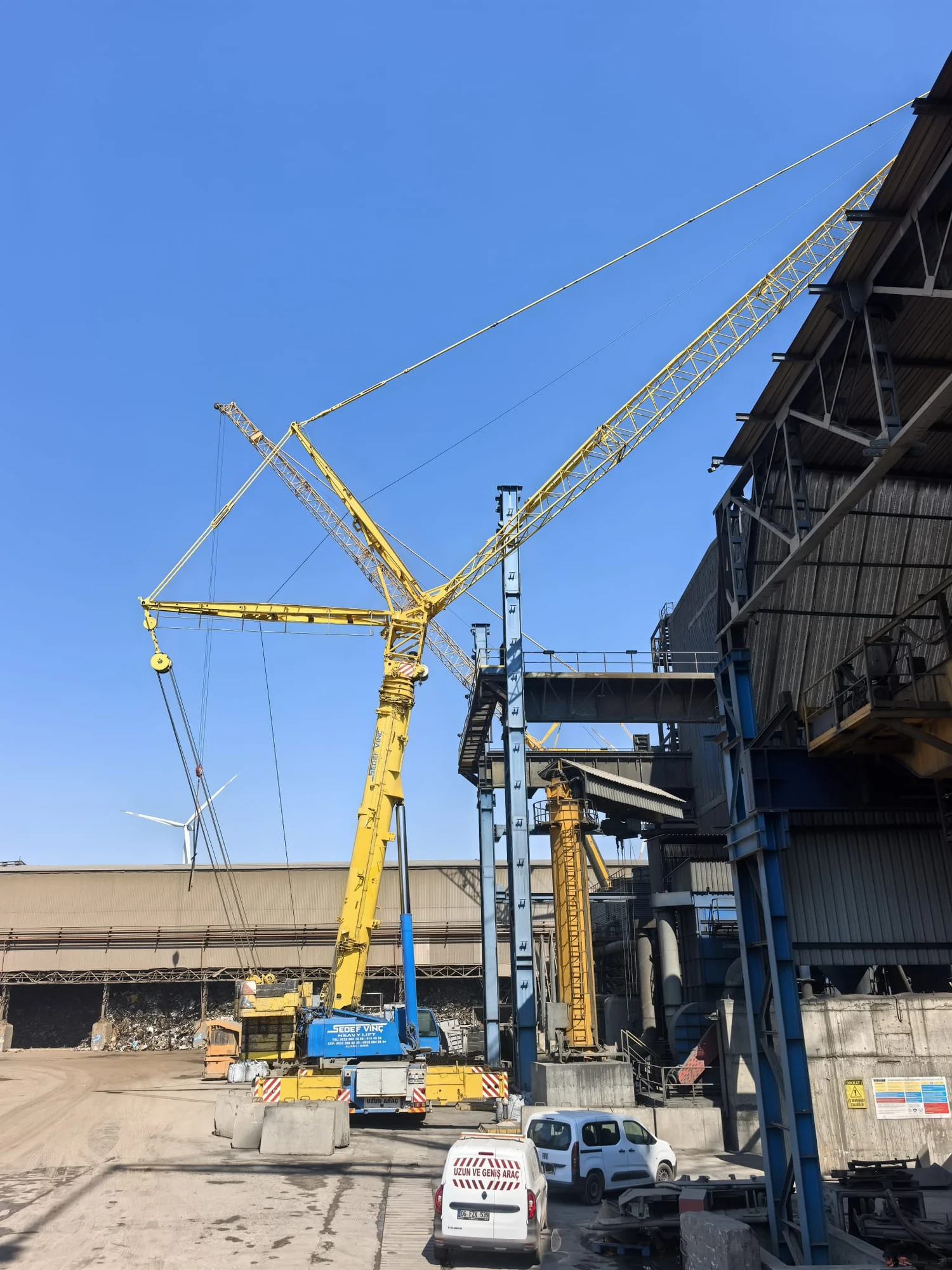 Terex Demag AC 350 SSL mobil vincin ve çevredeki tesis yapılarının birlikte görünümü.