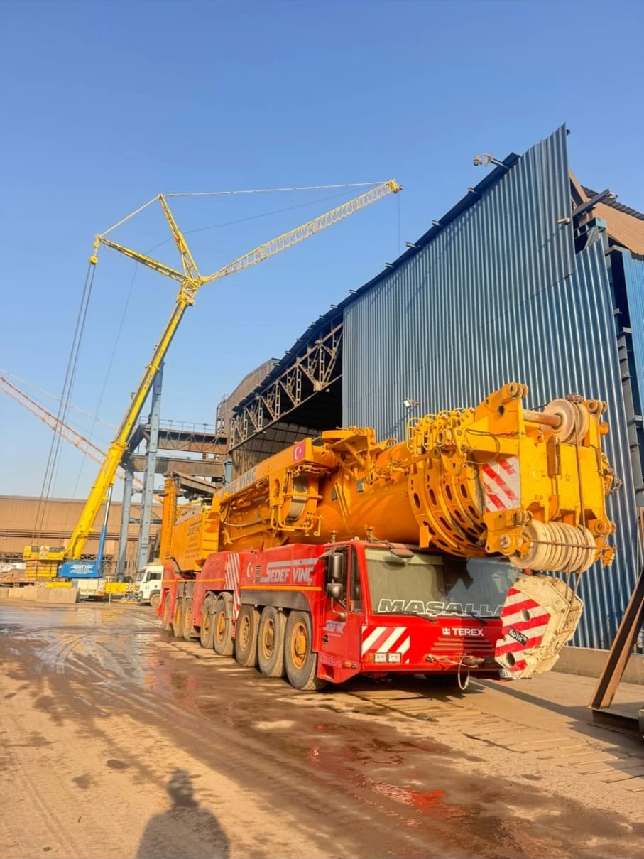 Terex AC 500-2 ve arkasındaki Terex Demag AC 350 SSL vinçlerin tesis sahasındaki kurulumu.