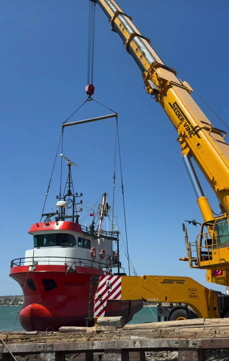 Liebherr LTM 1100 ile teknenin travers ve sapanlarla kaldırılması.