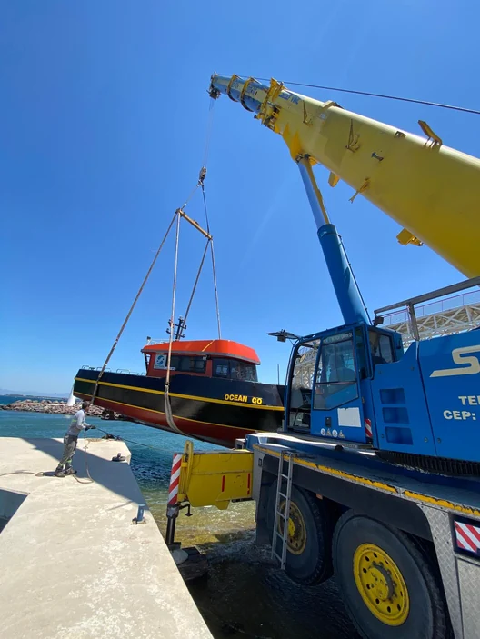Terex Demag AC 350 SSL mobil vinçle teknenin sapanlarla kaldırılması.