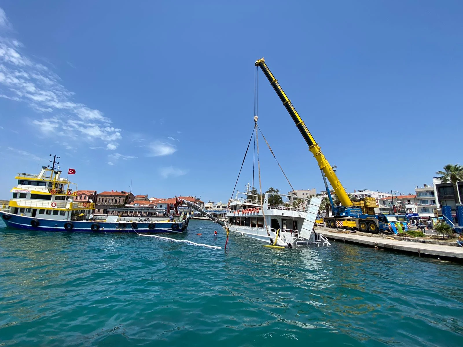 Ayvalık Limanı’nda denizden alınan tekne ve kaldırma çalışması