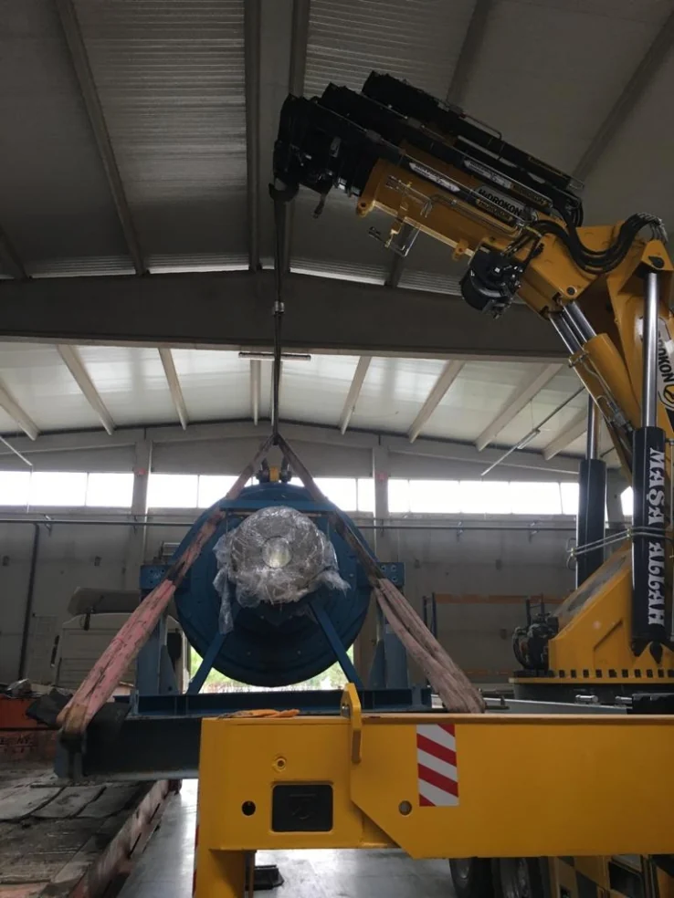 Fabrika çatısı altında kamyon üstü vinçle ekipman kaldırma